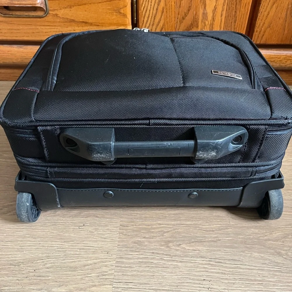 Samsonite Black Briefcase with Sleek Design and Durable Fabric